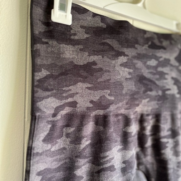 Spanx Look At Me Now High Waisted Seamless Black Camo Leggings Plus Sz 1… - Picture 8 of 11